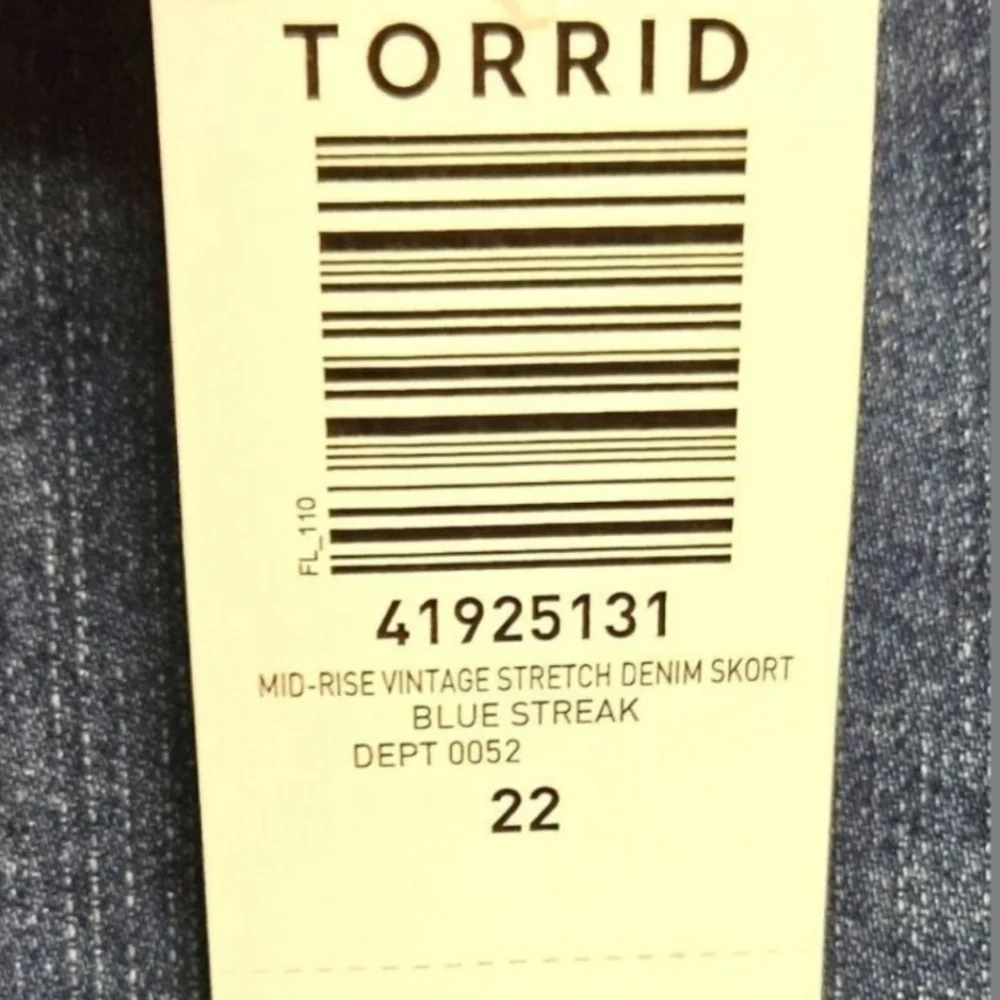 TORRID Plus Size Mid-Rise Vintage Stretch denim Skort. SIZE 22
